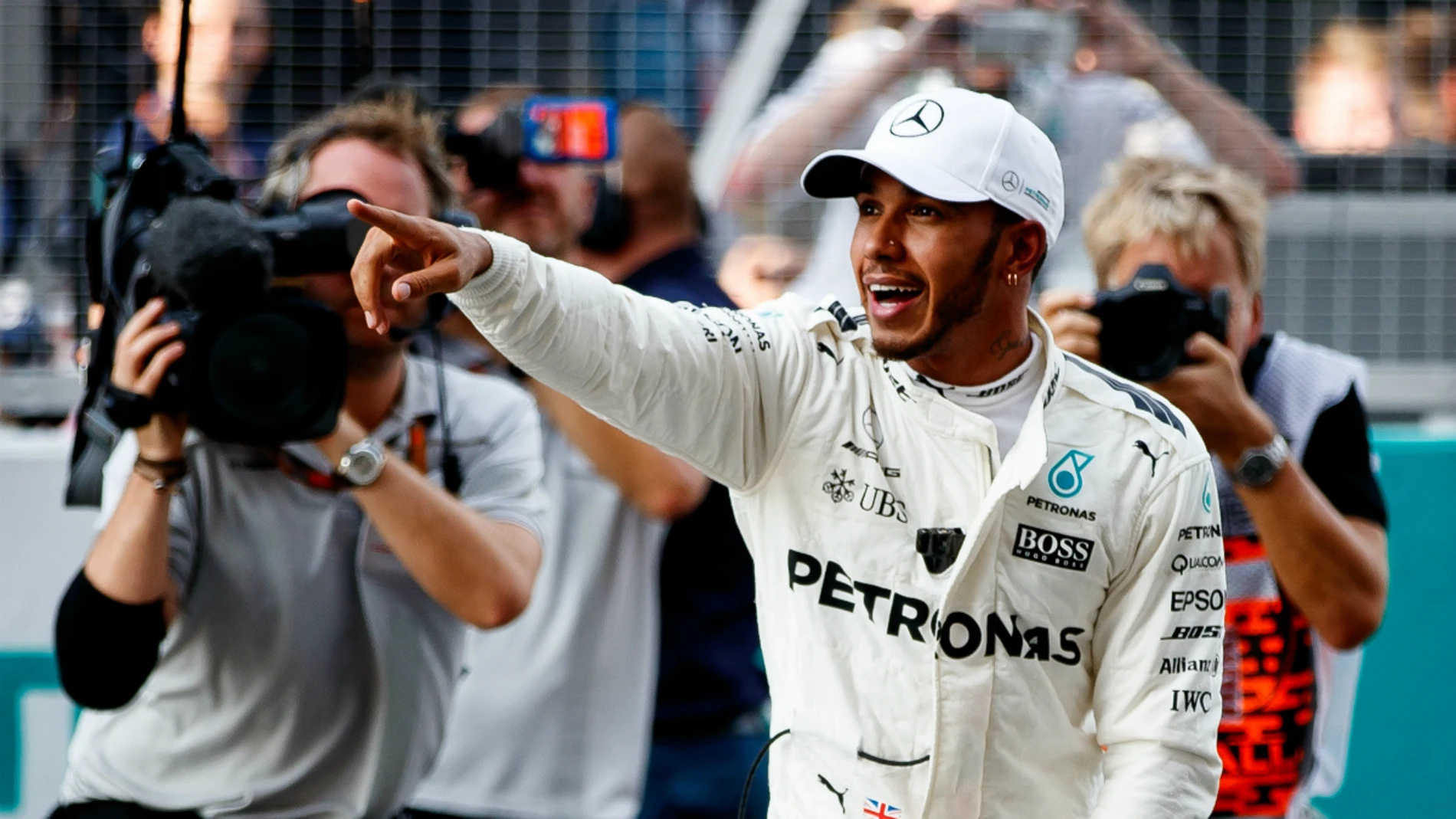 Lewis Hamilton, sonriente