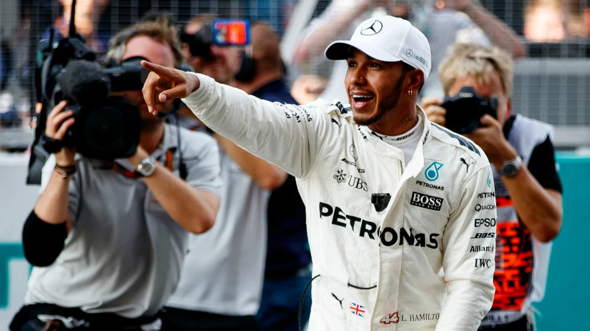 Lewis Hamilton, sonriente