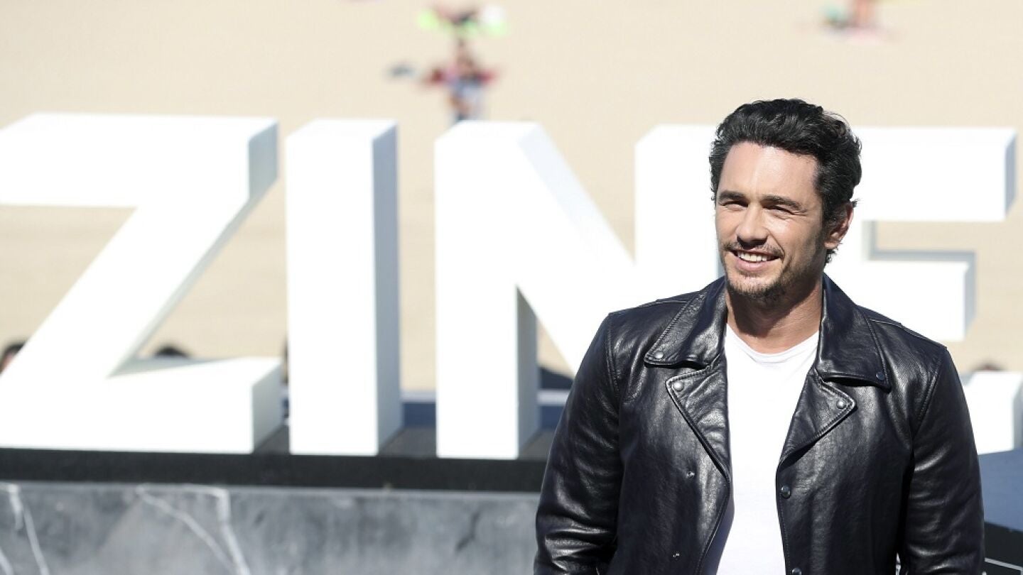 El realizador, James Franco, posa tras presentar su pel&iacute;cula "The disaster artist"