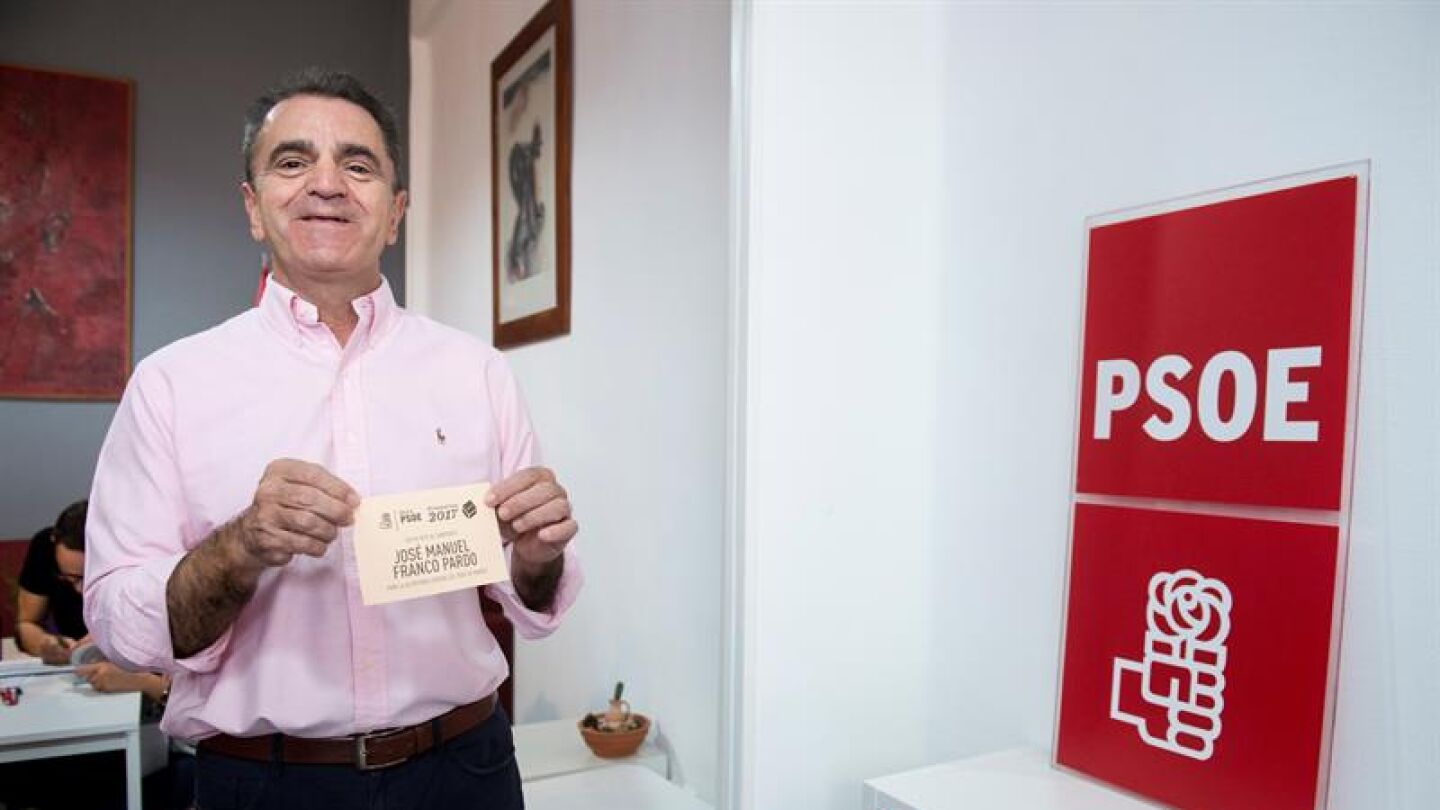 El portavoz adjunto del PSOE-M en la Asamblea de Madrid, Jos&eacute; Manuel Franco, uno de los tres candidatos a liderar el partido en las elecciones primarias, tras votar en la agrupaci&oacute;n socialista de Chamart&iacute;n.