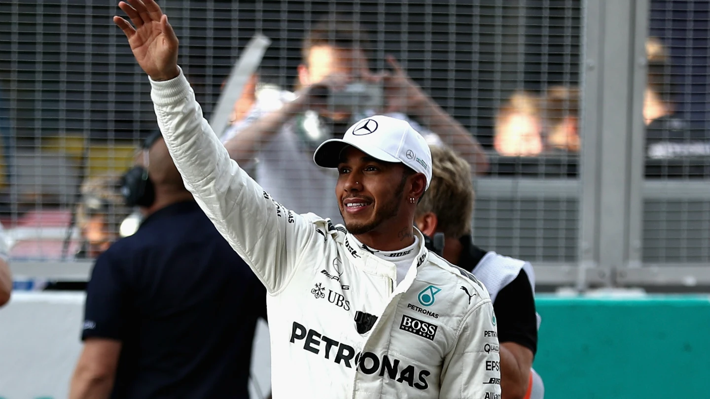 Hamilton saluda a la grada Hamilton saluda a la grada