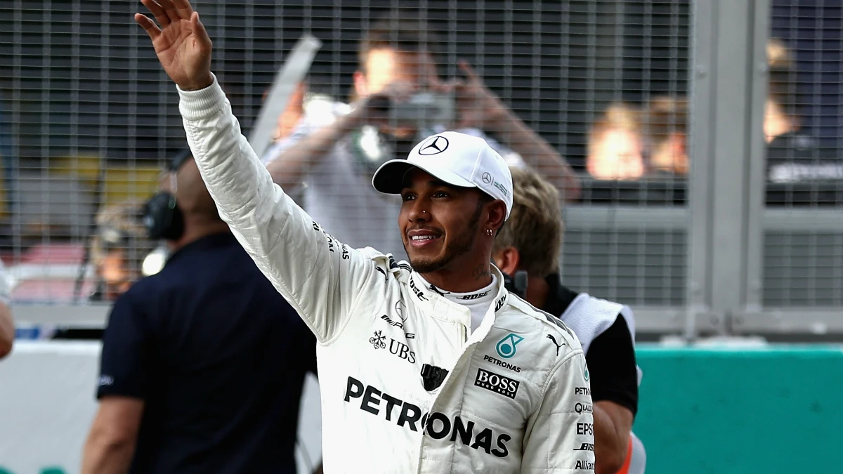 Hamilton saluda a la grada