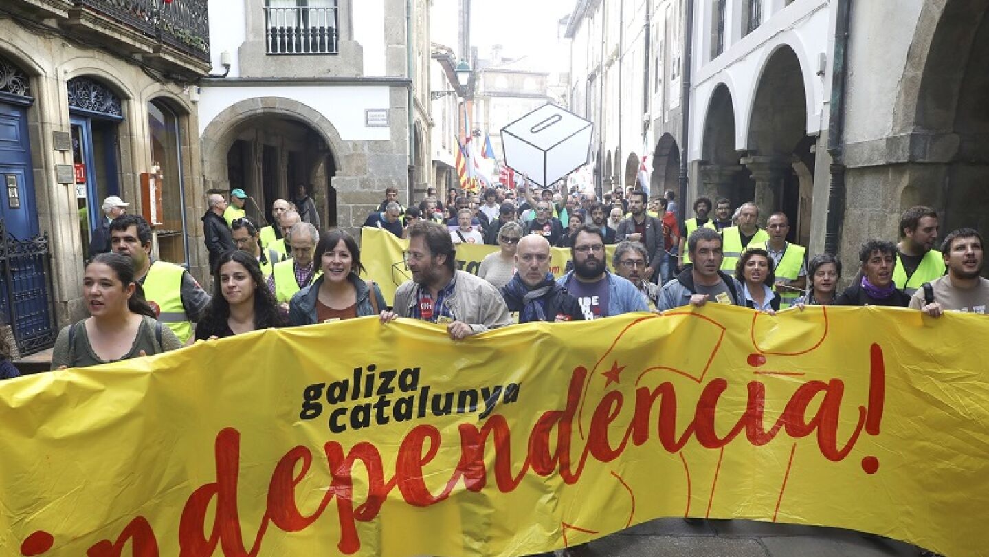Participantes en Santiago de Compostela de la manifestaci&oacute;n organizada por la plataforma "Galiza con Catalunya", formada por organizaciones pol&iacute;ticas, sociales, sindicales y culturales gallegas