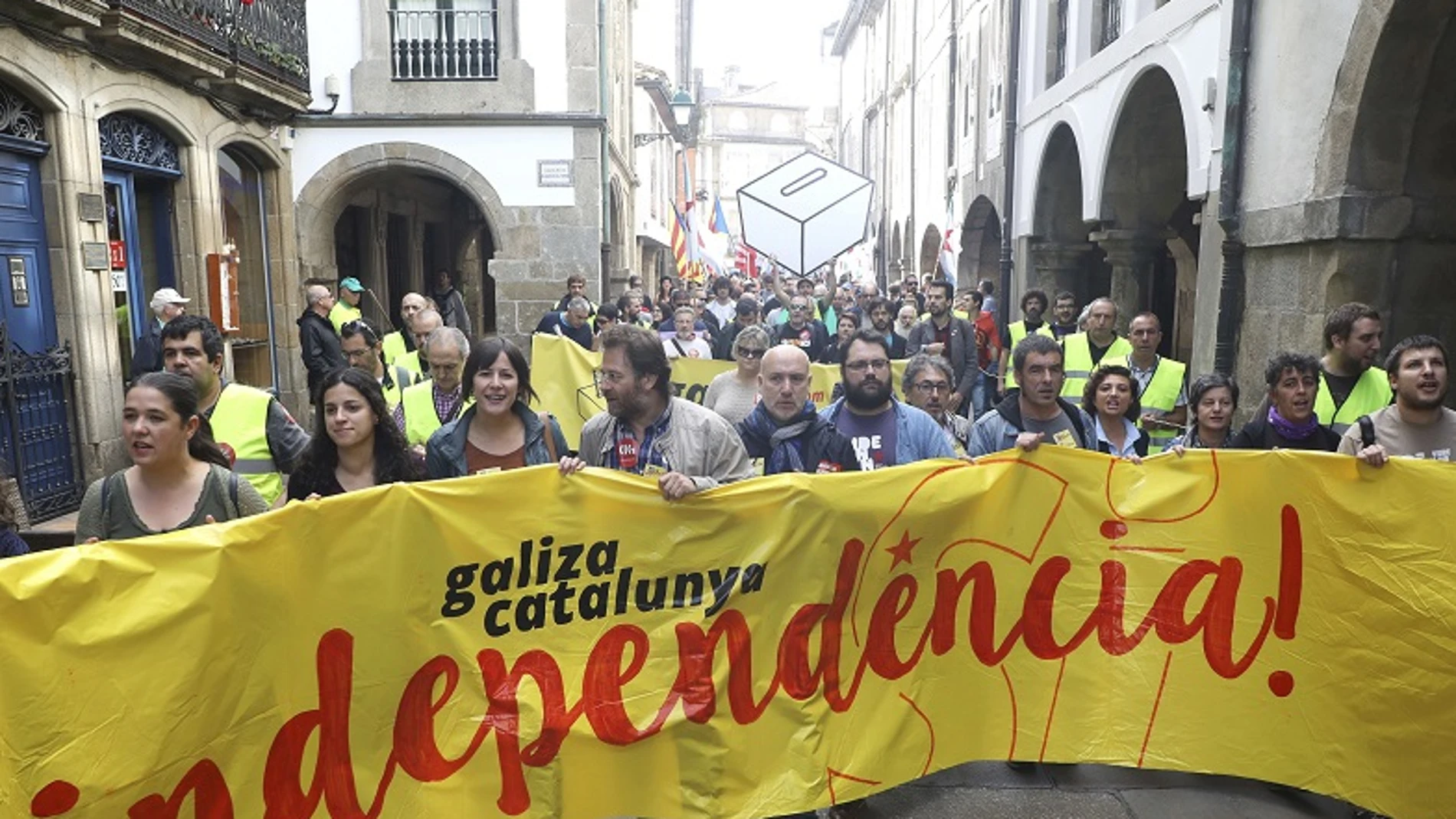 Participantes en Santiago de Compostela de la manifestación organizada por la plataforma "Galiza con Catalunya", formada por organizaciones políticas, sociales, sindicales y culturales gallegas