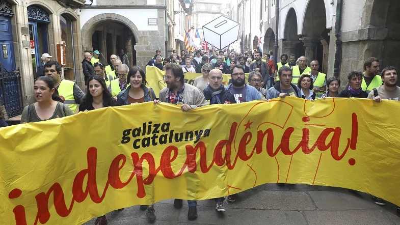 Participantes en Santiago de Compostela de la manifestación organizada por la plataforma "Galiza con Catalunya", formada por organizaciones políticas, sociales, sindicales y culturales gallegas