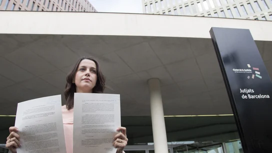 Inés Arrimadas muestra unos documentos tras presentar una denuncia ante la Fiscalía de Menores contra la consellera Inés Arrimadas muestra unos documentos tras presentar una denuncia ante la Fiscalía de Menores contra la consellera de Enseñanza
