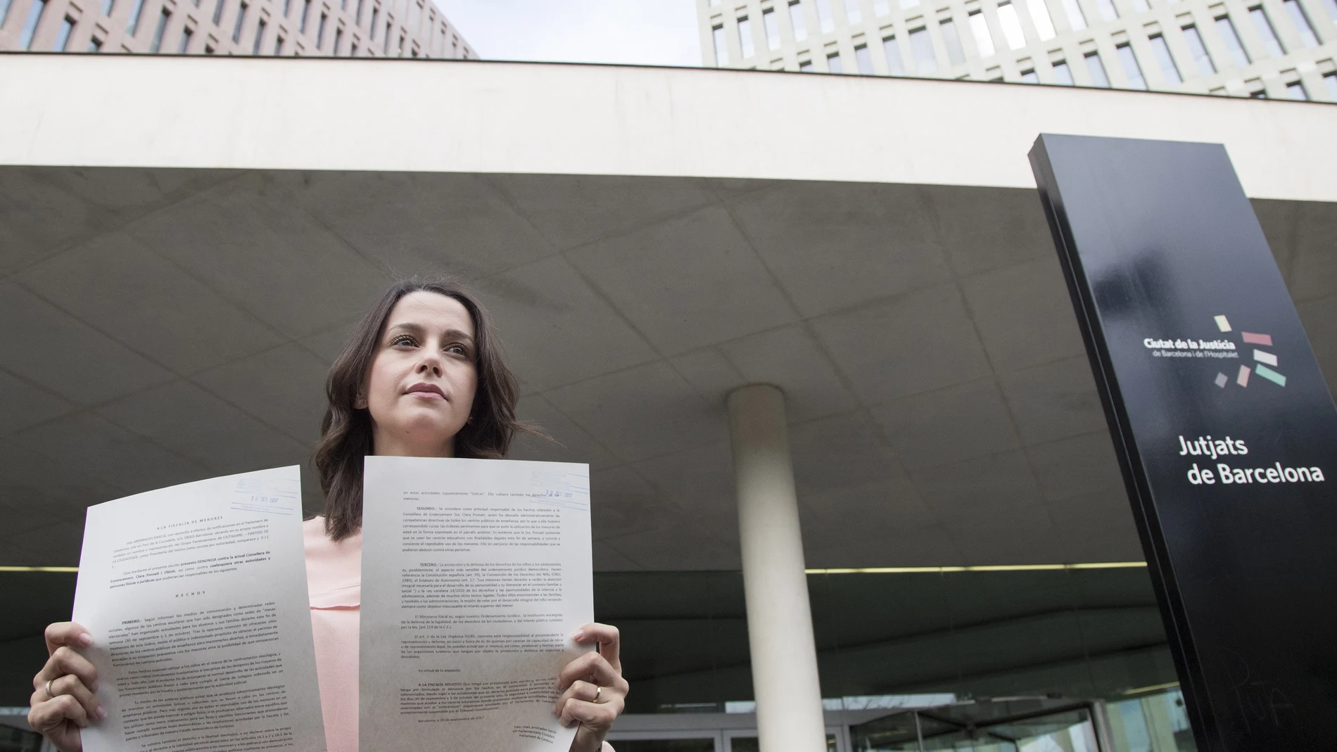 Inés Arrimadas muestra unos documentos tras presentar una denuncia ante la Fiscalía de Menores contra la consellera