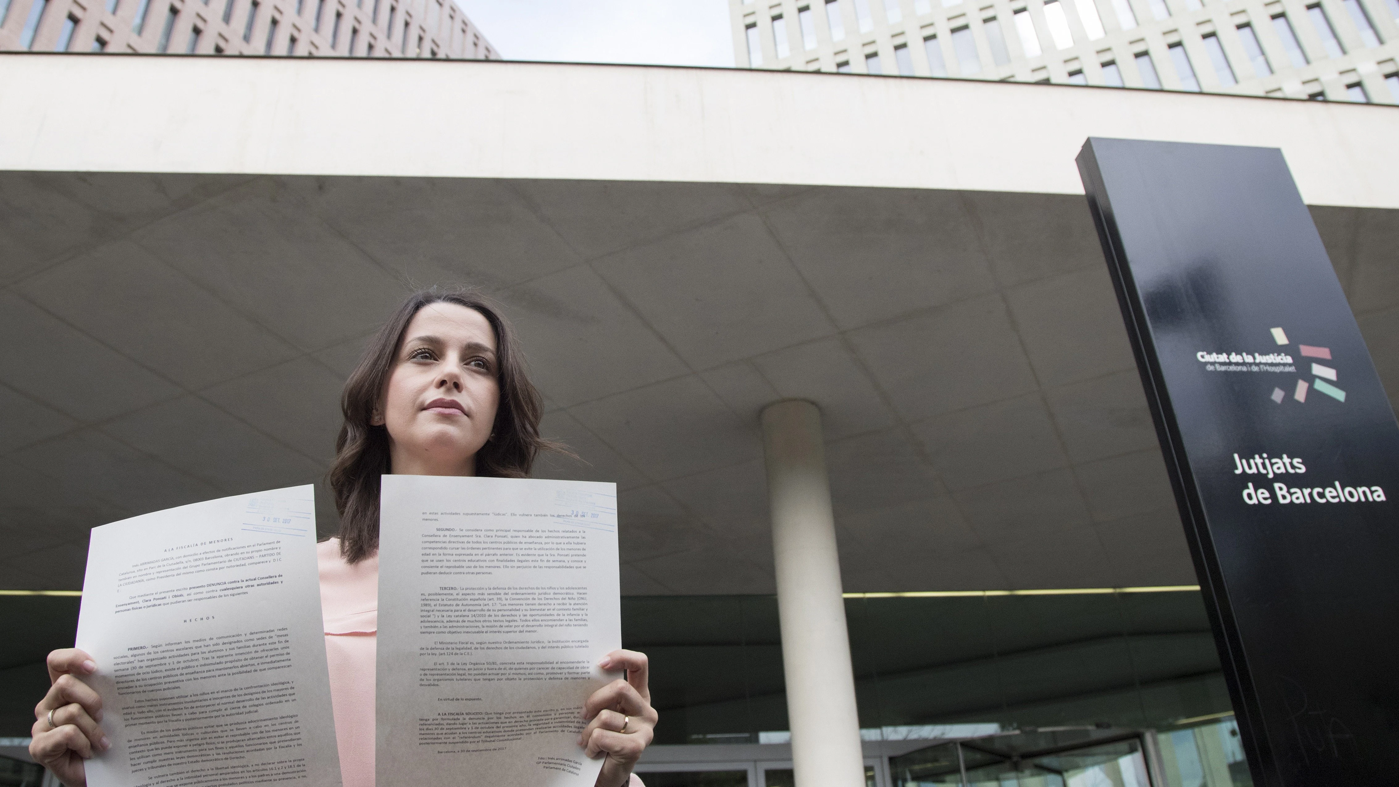 Inés Arrimadas muestra unos documentos tras presentar una denuncia ante la Fiscalía de Menores contra la consellera de Enseñanza