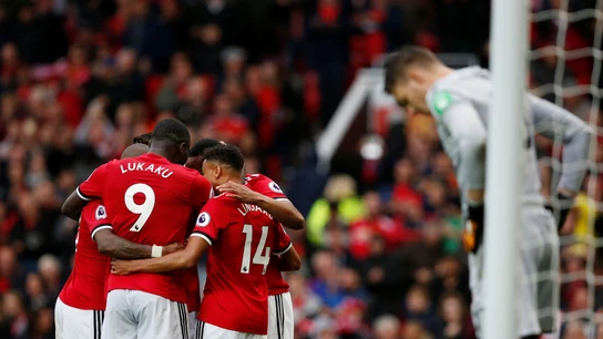 Los jugadores del Manchester United se abrazan en uno de los goles Los jugadores del Manchester United se abrazan en uno de los goles
