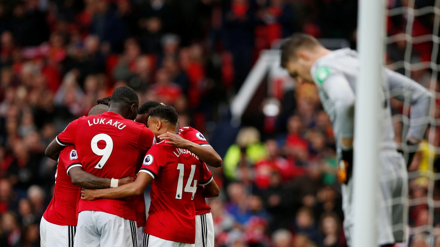 Los jugadores del Manchester United se abrazan en uno de los goles Los jugadores del Manchester United se abrazan en uno de los goles
