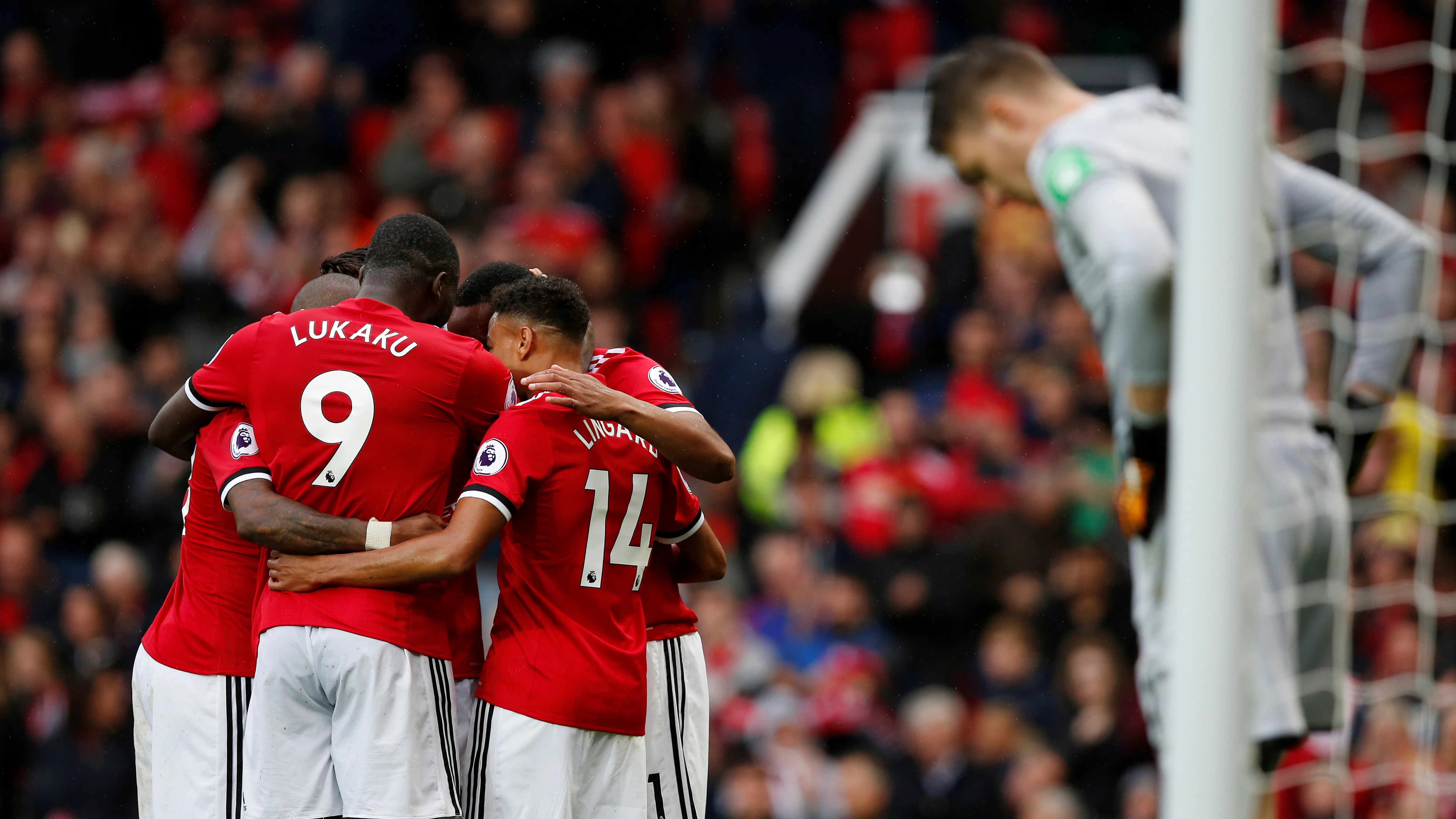 Los jugadores del Manchester United se abrazan en uno de los goles Los jugadores del Manchester United se abrazan en uno de los goles