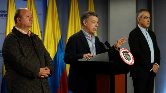 Juan Manuel Santos hablando durante la firma de un decreto de alto al fuego con el ELN Juan Manuel Santos hablando durante la firma de un decreto de alto al fuego con el ELN