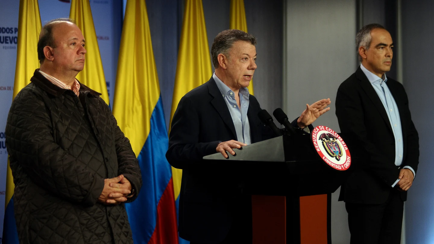 Juan Manuel Santos hablando durante la firma de un decreto de alto al fuego con el ELN Juan Manuel Santos hablando durante la firma de un decreto de alto al fuego con el ELN