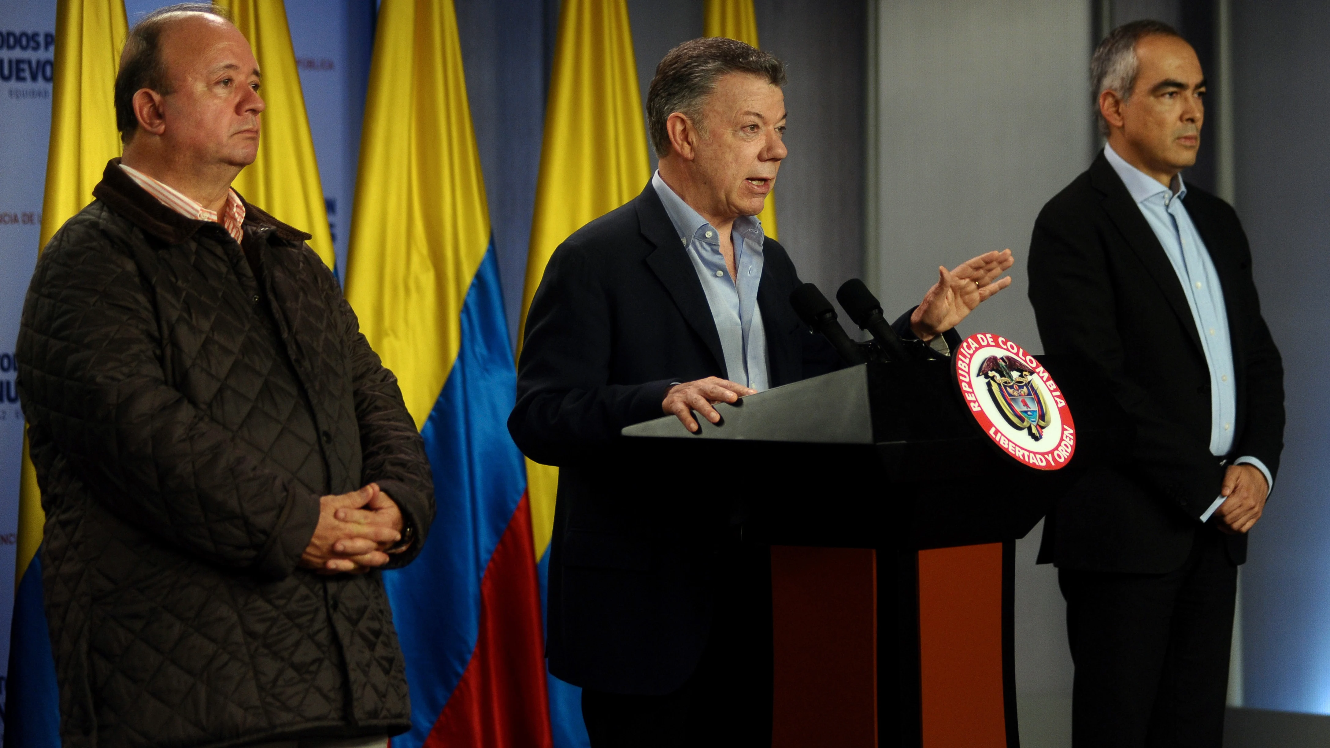 Juan Manuel Santos hablando durante la firma de un decreto de alto al fuego con el ELN