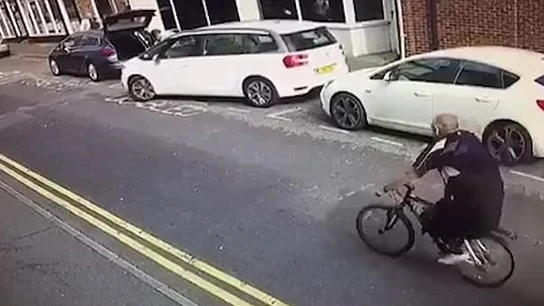 El momento en el que el conductor arrastra otro vehículo El momento en el que el conductor arrastra otro vehículo