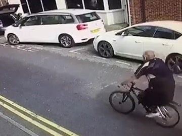 El momento en el que el conductor arrastra otro vehículo El momento en el que el conductor arrastra otro vehículo