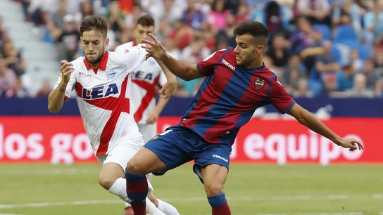 Álvaro Medrán pugna por un balón Álvaro Medrán pugna por un balón