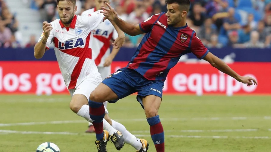 Álvaro Medrán pugna por un balón Álvaro Medrán pugna por un balón