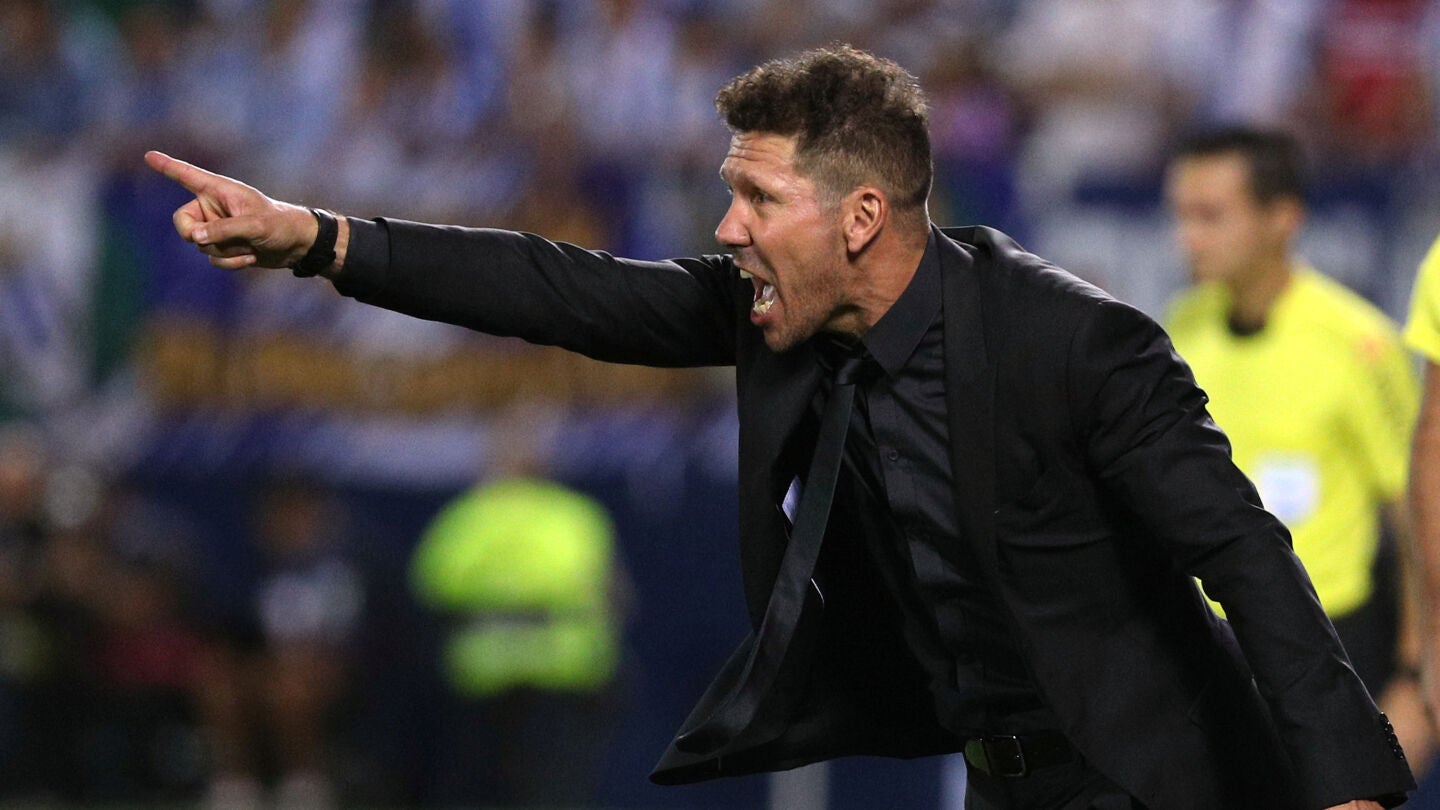 Simeone realiza observaciones a sus jugadores durante el partido