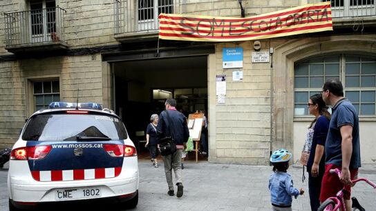 n vehiculo de los Mossos d'Esquadra a la entrada del colegio p&uacute;blico Cervantes que permanece abierto 