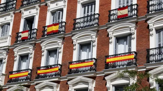 Imagen de archivo de varias banderas españolas colgando de varios balcones en Madrid Imagen de archivo de varias banderas españolas colgando de varios balcones en Madrid