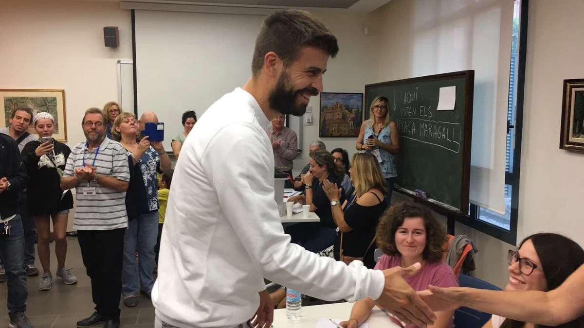 Gerard Pique deposita su voto en las urnas