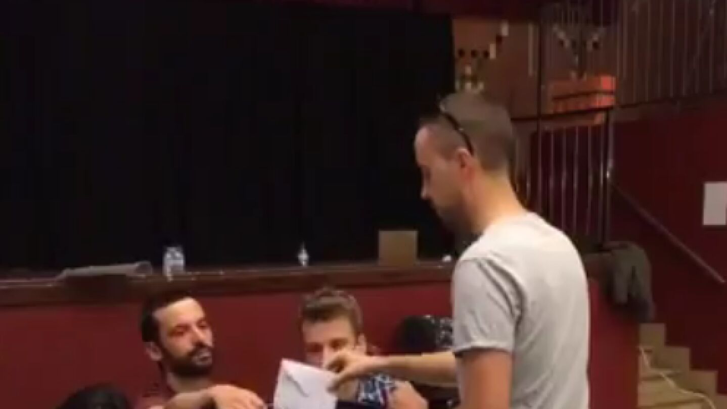 Un ciudadano acude a votar con una bandera de Espa&ntilde;a