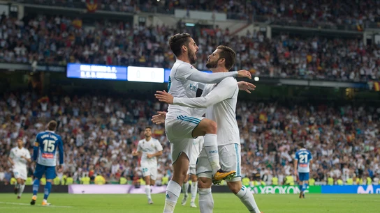 Isco se abraza con Nacho Fernández tras un gol del Real Madrid Isco se abraza con Nacho Fernández tras un gol del Real Madrid