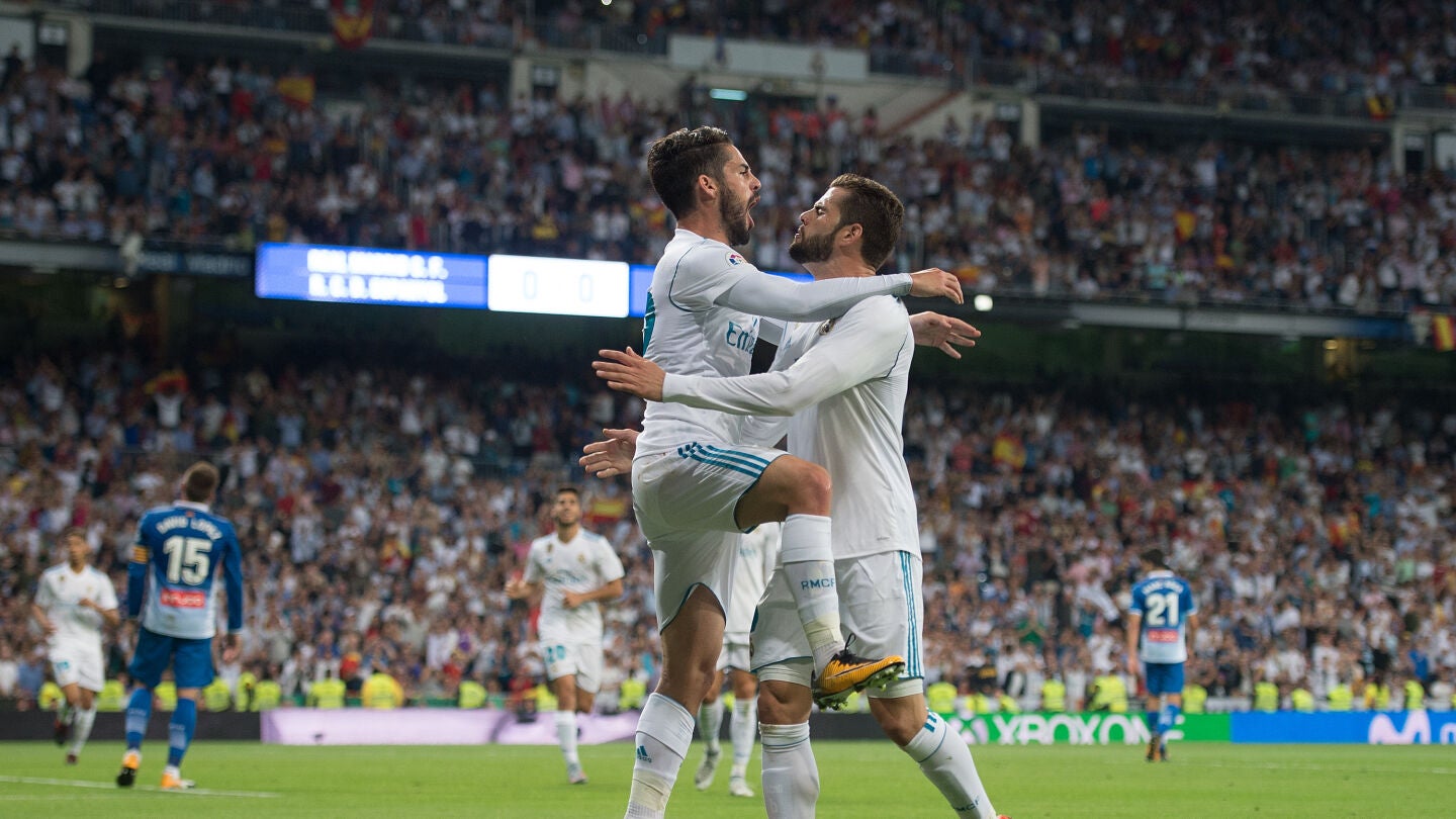 Isco se abraza con Nacho Fern&aacute;ndez tras un gol del Real Madrid