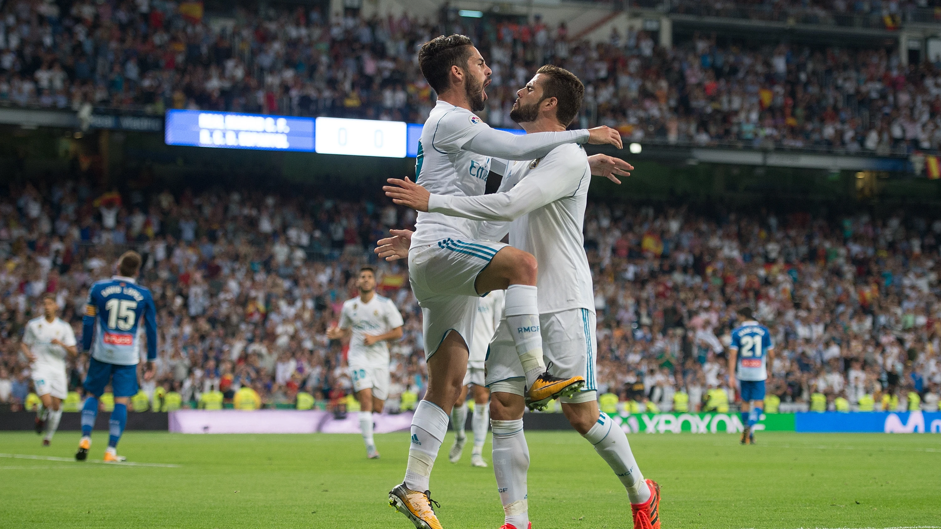 Isco se abraza con Nacho Fernández tras un gol del Real Madrid