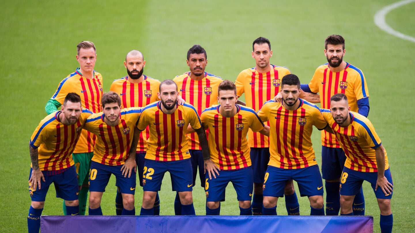 El Bar&ccedil;a pos&oacute; con la camiseta de la 'senyera' antes de arrancar el partido