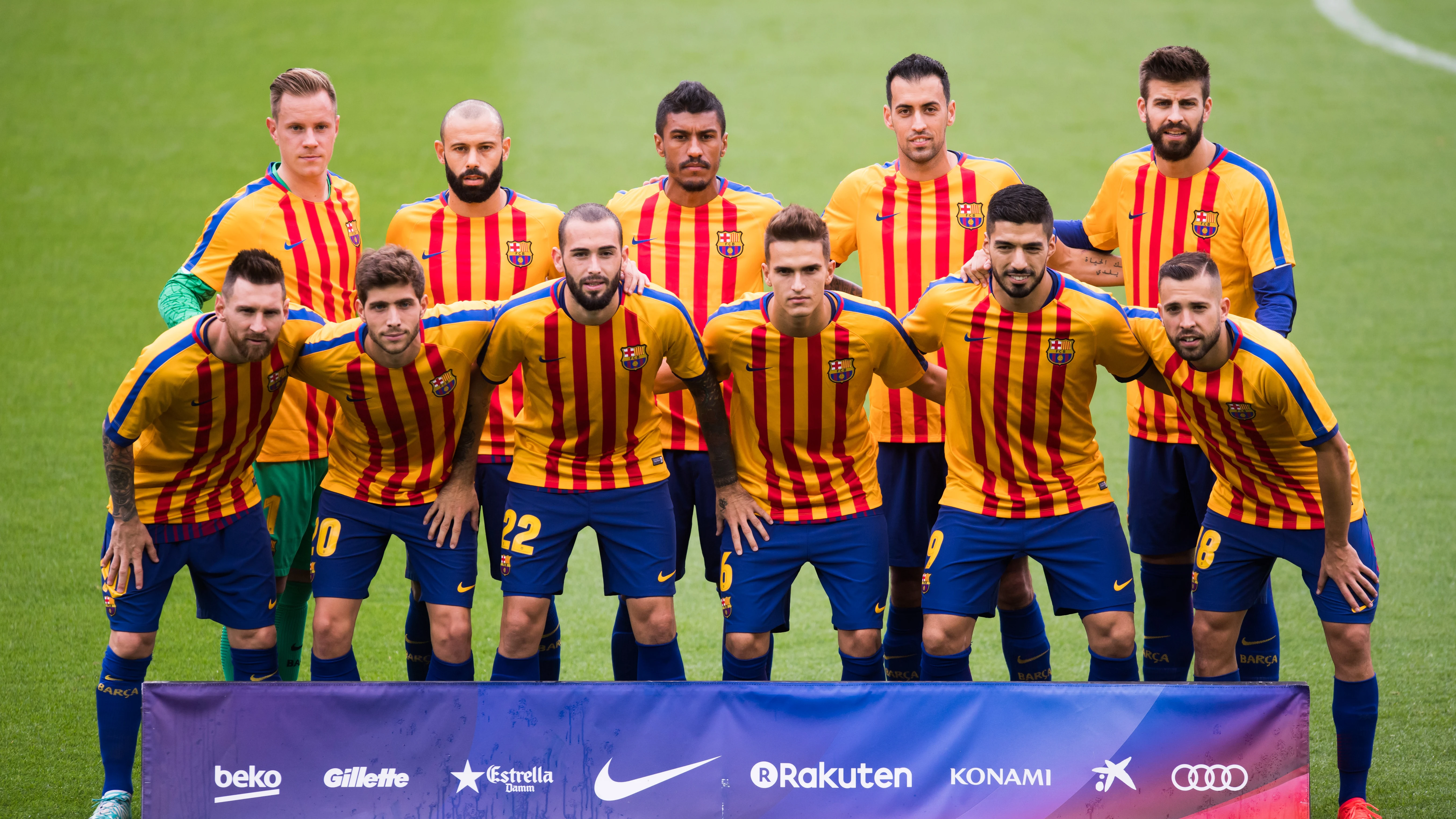El Barça posó con la camiseta de la 'senyera' antes de arrancar el partido