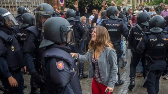 Una joven llora durante la operaci&oacute;n de los agentes antidisturbios de la Polic&iacute;a Nacional