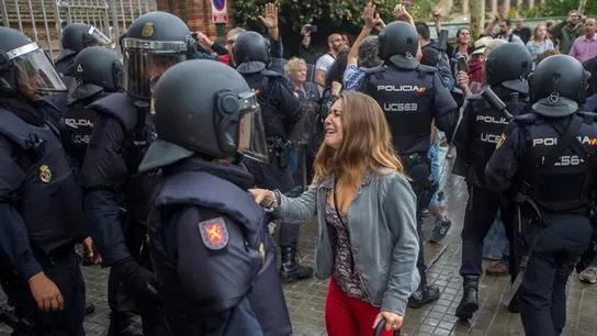 Una joven llora durante la operación de los agentes antidisturbios de la Policía Nacional Una joven llora durante la operación de los agentes antidisturbios de la Policía Nacional