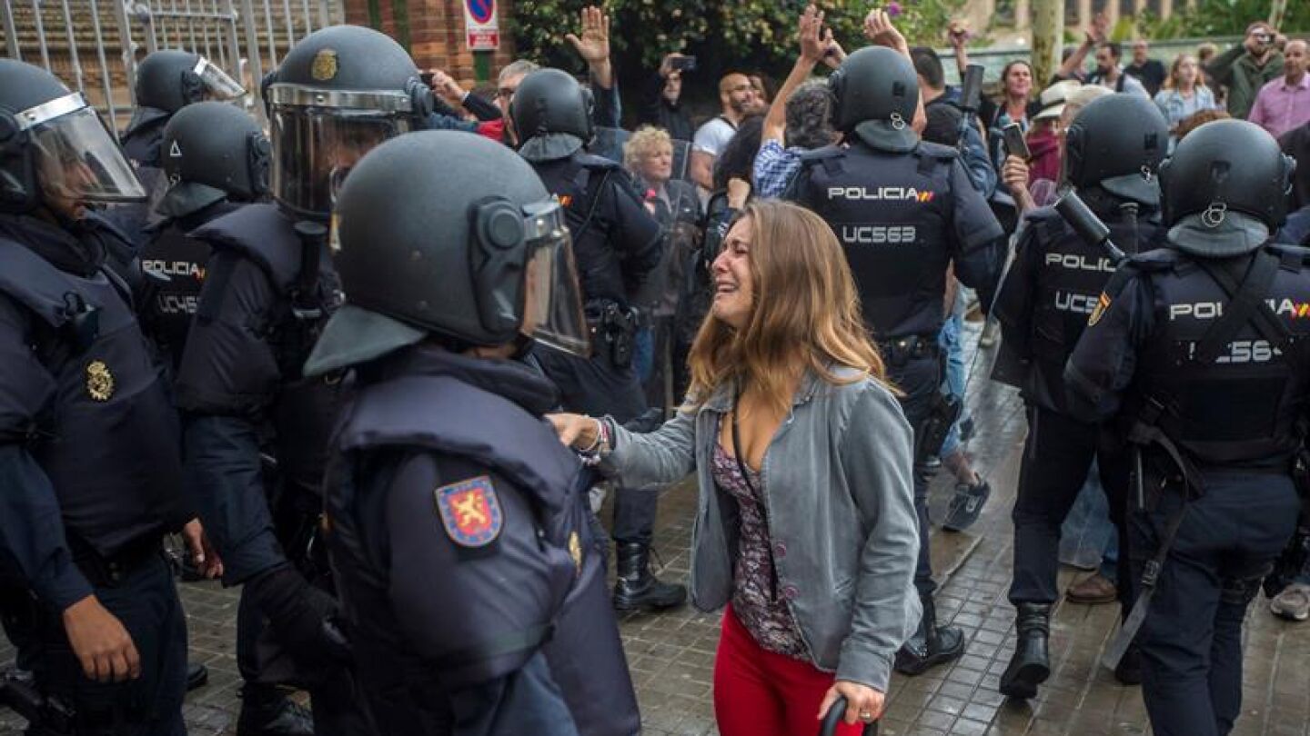 Una joven llora durante la operaci&oacute;n de los agentes antidisturbios de la Polic&iacute;a Nacional