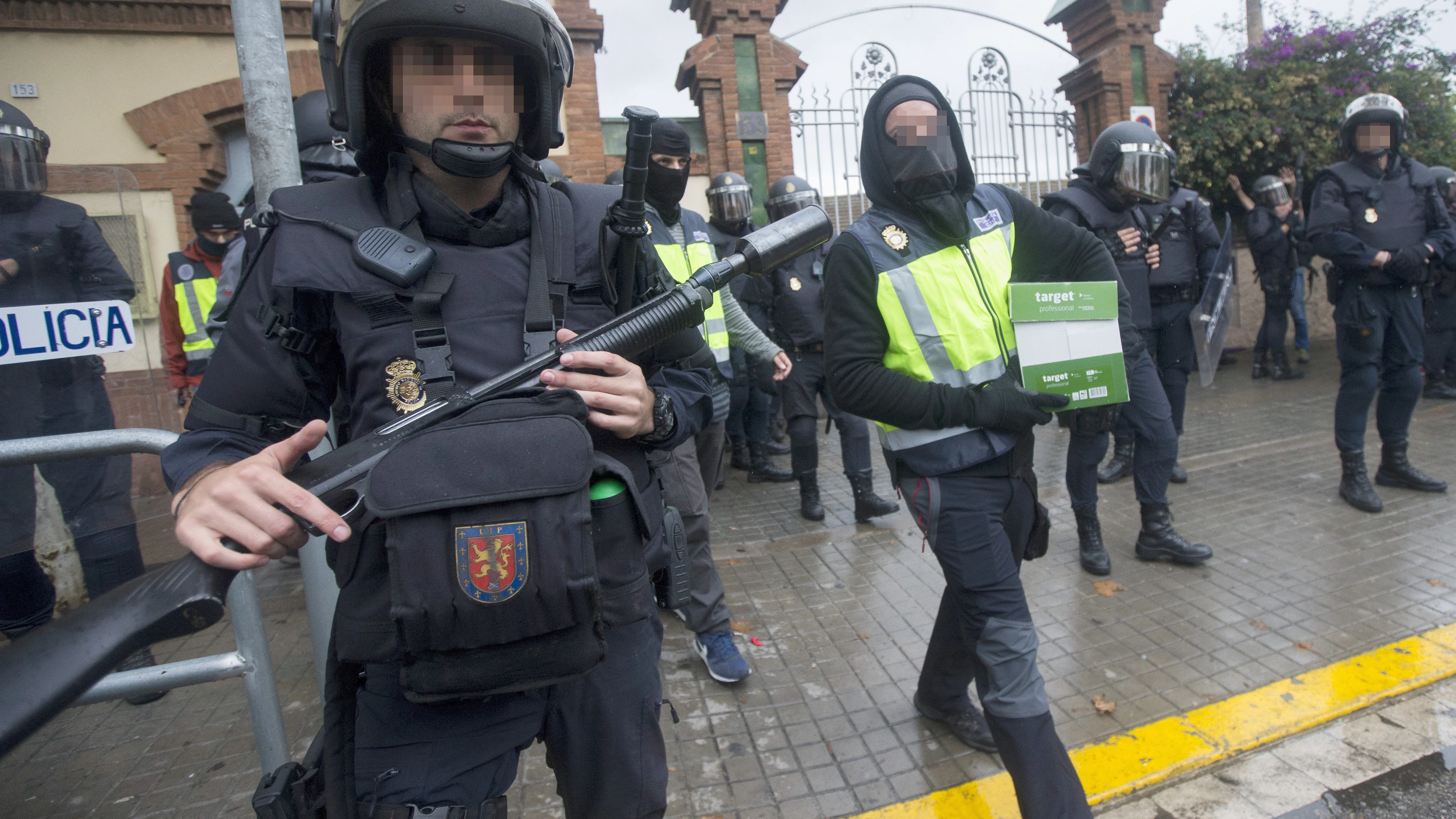 Agentes antidisturbios de la Policía Nacional retiran material Agentes antidisturbios de la Policía Nacional retiran material