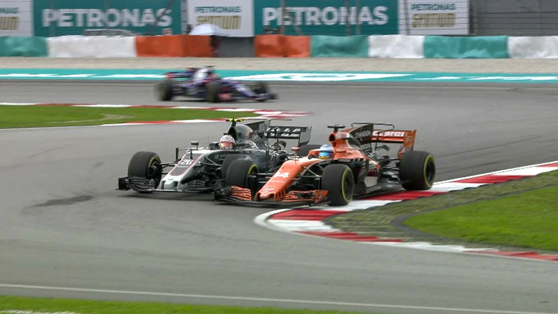 Duelo de Magnussen y Alonso