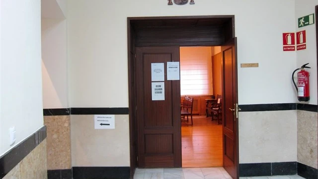 Cárcel a un vecino de Valladolid por realizar abusos sexuales sobre una niña Cinco años de cárcel a un vecino de Valladolid por realizar abusos sexuales sobre una niña de 6 años