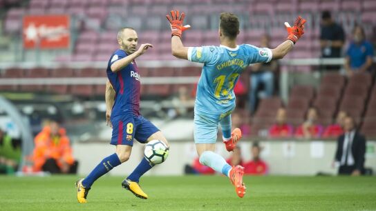 Iniesta trata de sortear la salida de Chichizola