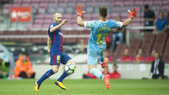 Iniesta trata de sortear la salida de Chichizola. Iniesta trata de sortear la salida de Chichizola