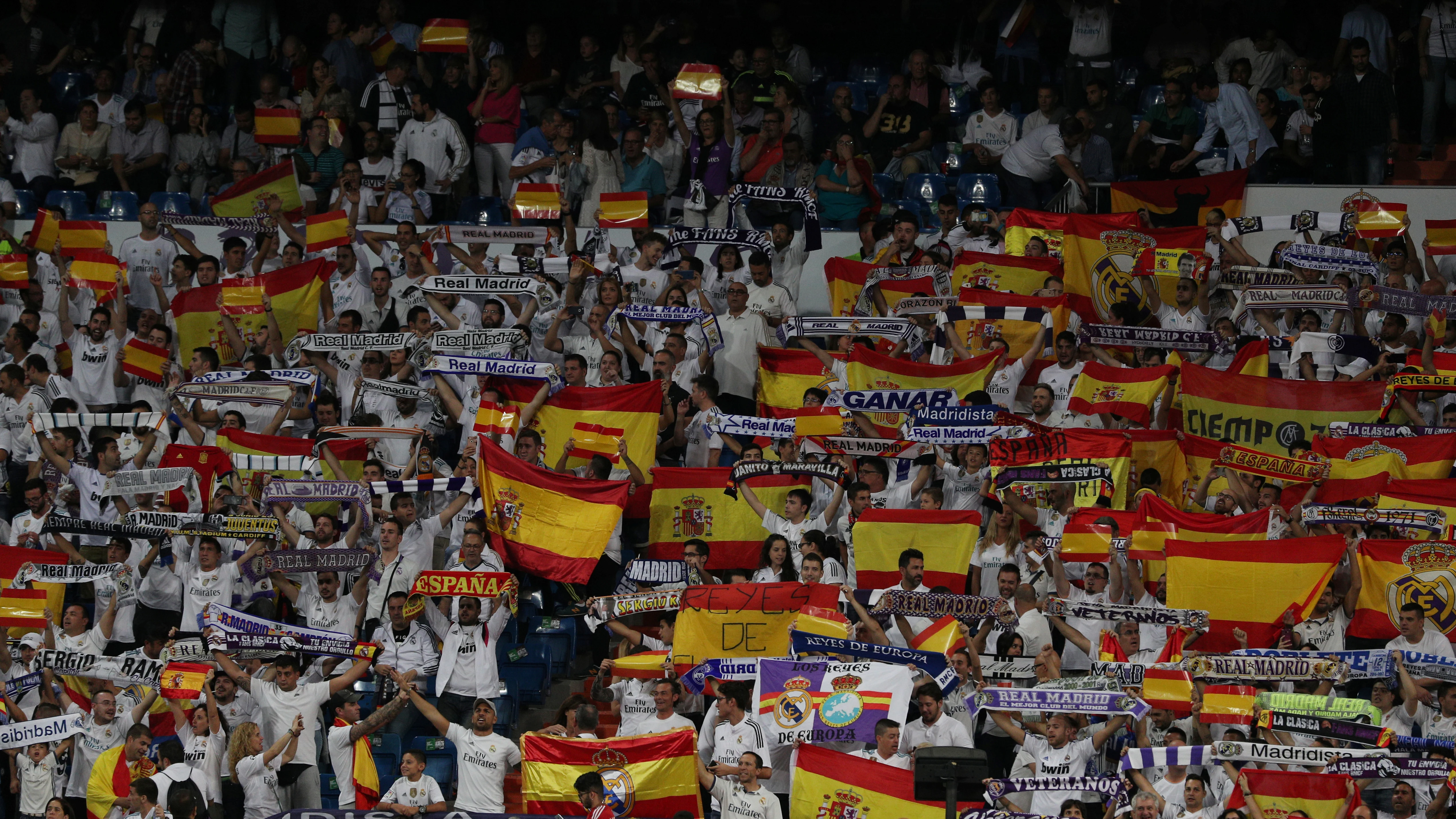 Las gradas del Bernabéu se poblaron de banderas españolas Las gradas del Bernabéu se poblaron de banderas españolas