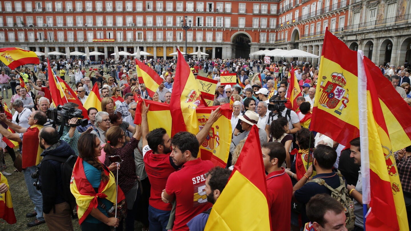 Gritos de "No nos enga&ntilde;an, Catalu&ntilde;a es Espa&ntilde;a" o "Viva la Guardia Civil" en la Plaza Mayor