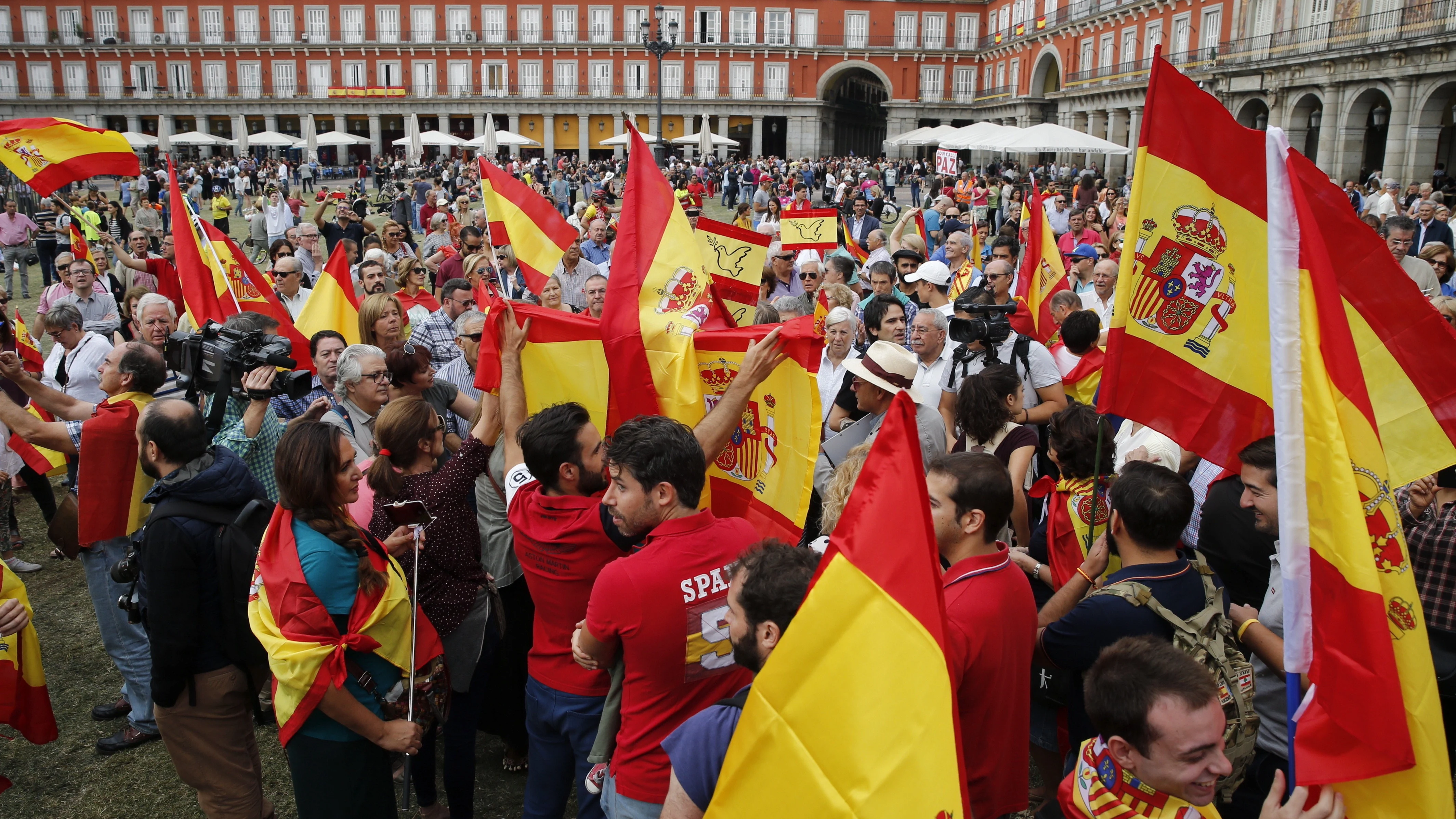 Gritos de "No nos engañan, Cataluña es España" o "Viva la Guardia Civil" en la Plaza Mayor