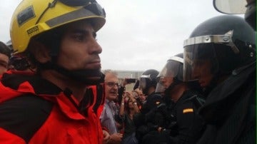 Bombero cara a cara con los antidisturbios