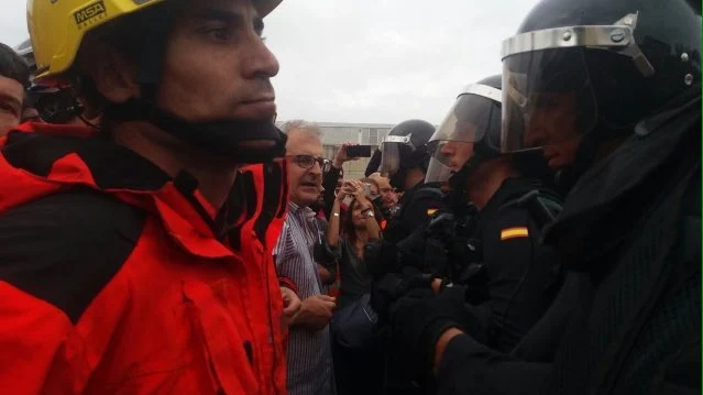 Bombero cara a cara con los antidisturbios