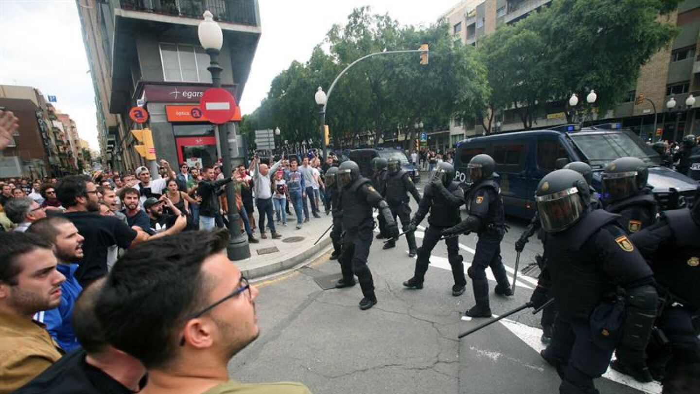 Agentes de la polic&iacute;a nacional forman un cord&oacute;n policial en el exterior del IES Tarragona