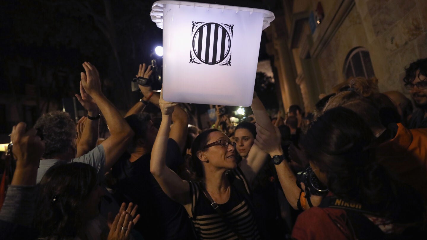 Una ciudadana lleva una urna del 1 de octubre
