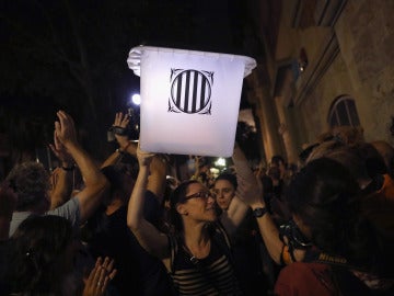 Una ciudadana lleva una urna del 1 de octubre Una ciudadana lleva una urna del 1 de octubre