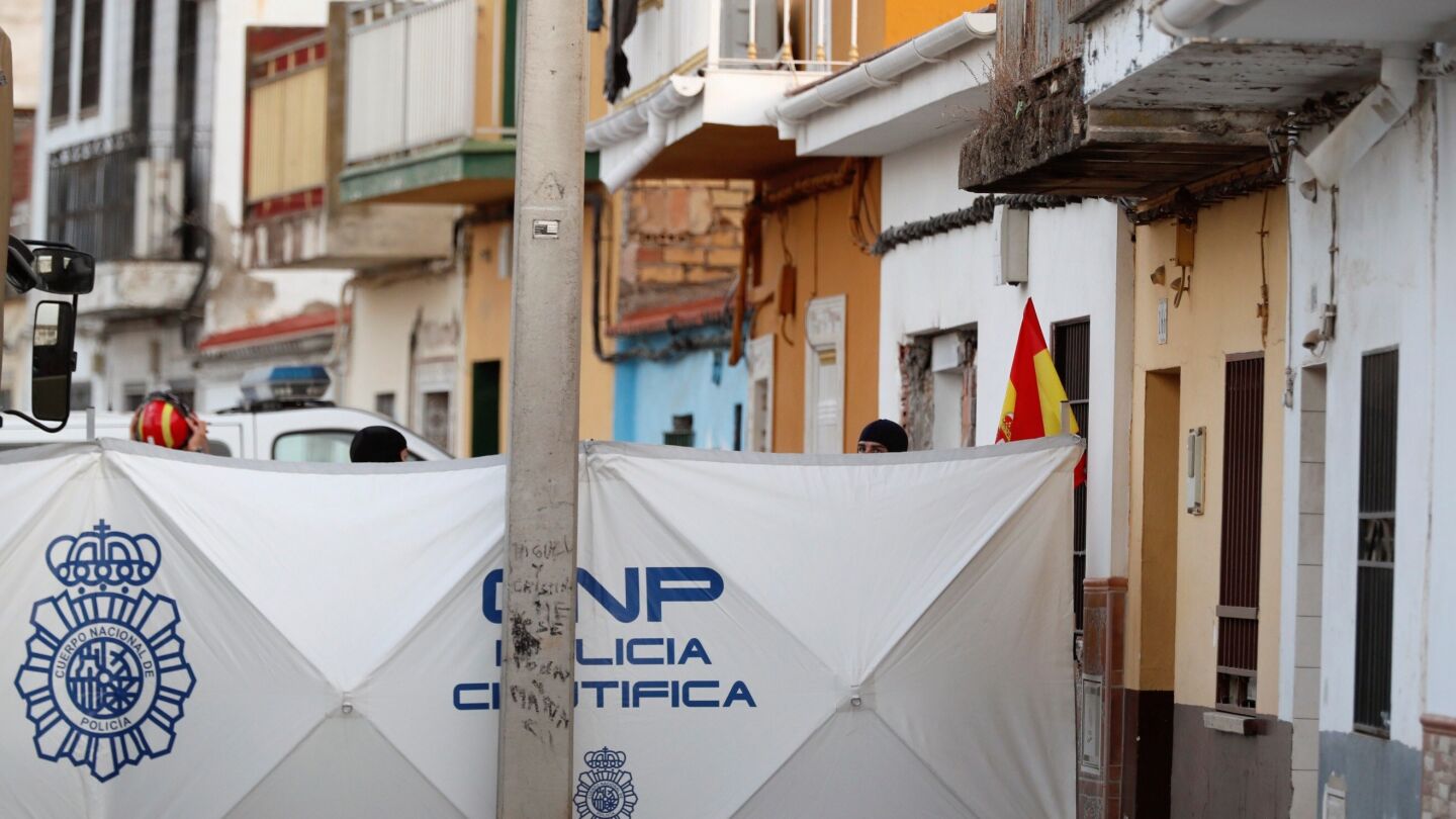 La Polic&iacute;a Nacional y la Unidad Militar de Emergencias (UME) desarrollan una operaci&oacute;n en la vivienda de Dos Hermanas (Sevilla)