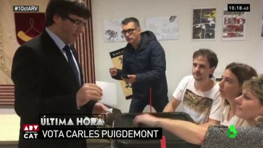 Momento en el que Puigdemont vota en el 1-O